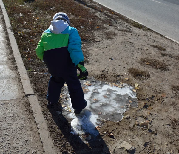Αγόρι διαλείμματα πάγου λακκούβες σε εξωτερικούς χώρους — Φωτογραφία Αρχείου