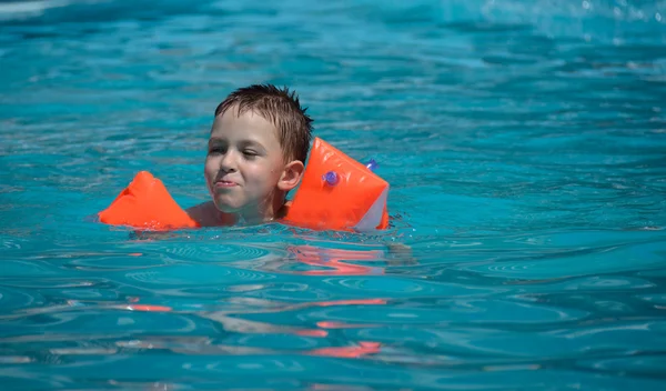 Un niño nadando en la piscina — Foto de Stock