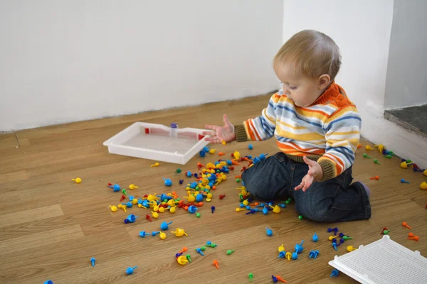 Un niño tirando mocais al suelo —  Fotos de Stock