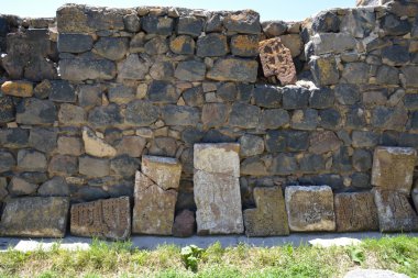 Birkaç khachkar taş Sevanavank içinde