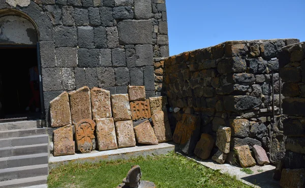 Несколько разбитых хачкарских камней в Севанаванке — стоковое фото