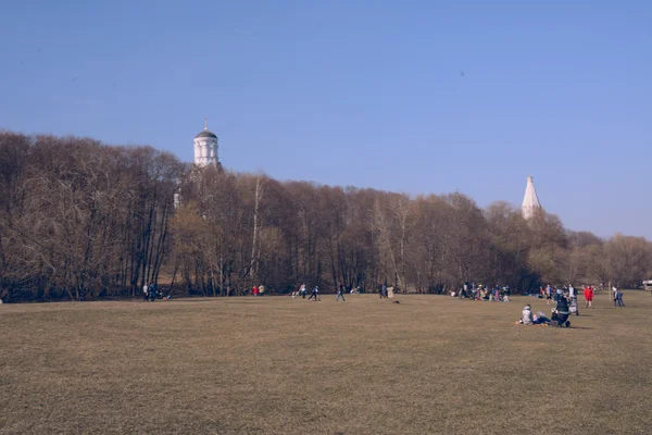 モスクワ、Kolomenskoe 公園でくつろぐ人々 — ストック写真