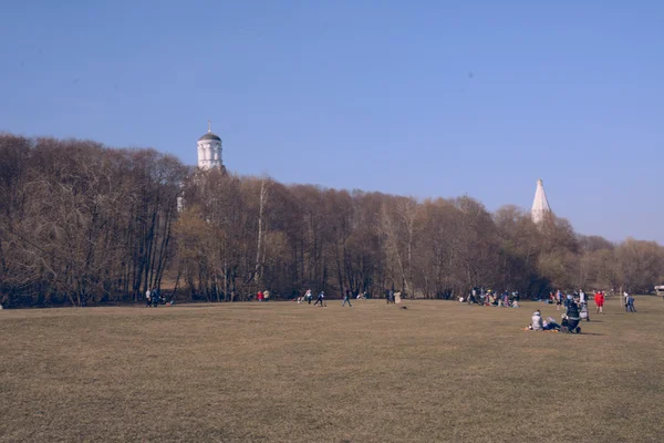 Pessoas descansando e relaxando no parque Kolomenskoe, Moscou — Fotografia de Stock