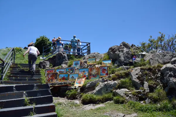 Lépcsők Sevanavank kolostor, a képek és a turisták — Stock Fotó