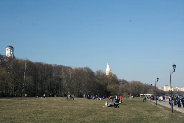 Pessoas que têm descanso no parque Kolomenskoe — Fotografia de Stock