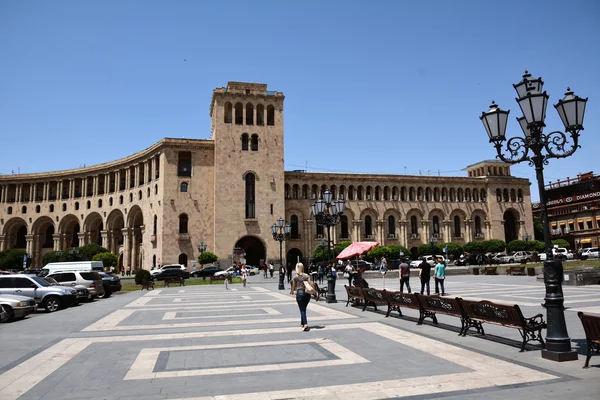 Voortbouwend op het plein van de Republiek in Yerevan — Stockfoto