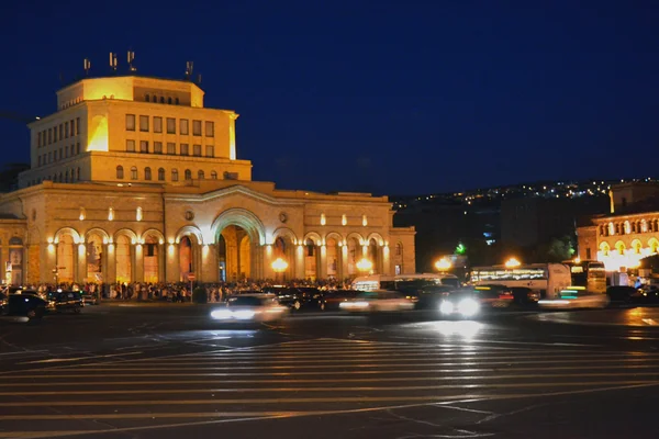 Náměstí republiky v Jerevanu s lidmi, spočívající — Stock fotografie