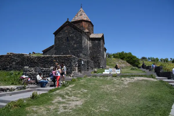 Artist and tourists next to Sevanavank church — Stock Photo, Image