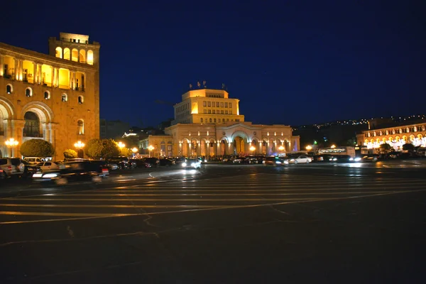Mensen, gebouwen en auto's in plein van de Republiek, Yerevan — Stockfoto