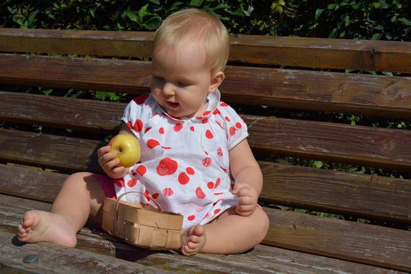 Dziewczynka jest zbadanie jabłko — Zdjęcie stockowe