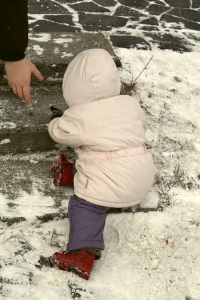 Barn girl uppför trapporna utomhus med faderns hjälp — Stockfoto