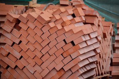 Yeni tuğla yığını 