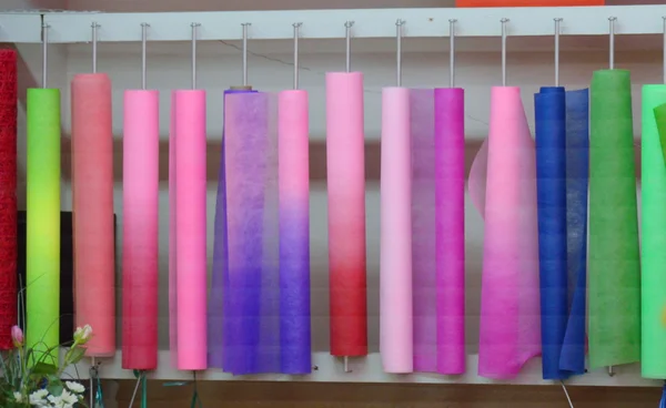 kumaş çiçekçi için kürsüye alır.