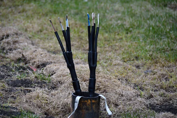 Cableado eléctrico visto desde el suelo — Foto de Stock