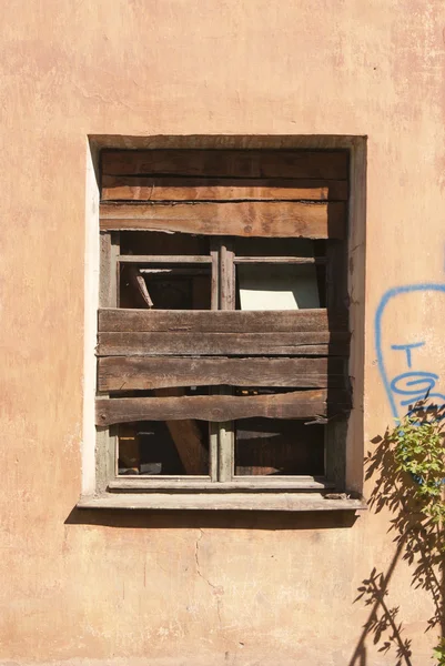 Staré rozbité okno dřevo — Stock fotografie