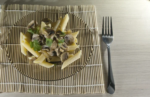 Mushroon penne rigato sobre el plato ahumado — Foto de Stock