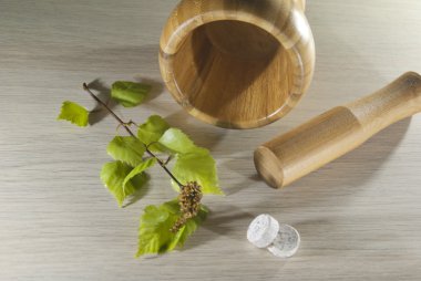 ahşap harç bir kenara tablet ile yalan