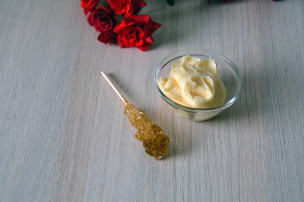 Exfoliante de azúcar natural en un tazón — Foto de Stock