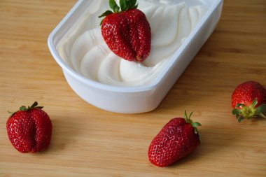 vanilyalı dondurma çilek Çilek ile