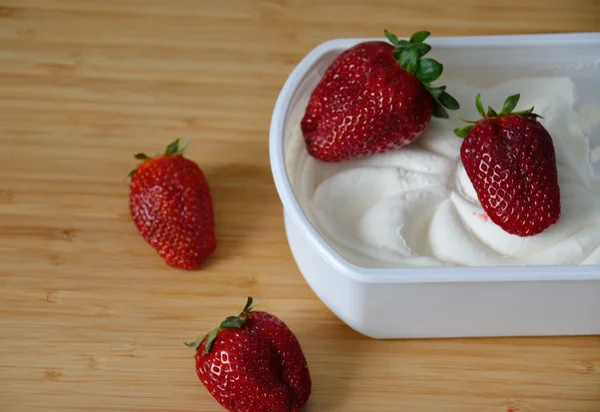 Мороженое в коробке и ягоды клубники — стоковое фото