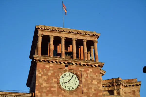 Ermenistan bayrağı ile buikding parçası — Stok fotoğraf