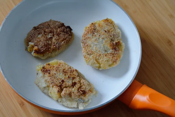 Vis schnitzels in een koekenpan — Stockfoto