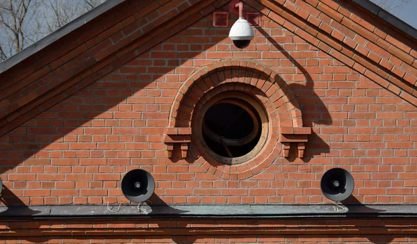 Detalhe do edifício de tijolos com a câmera CCTV — Fotografia de Stock