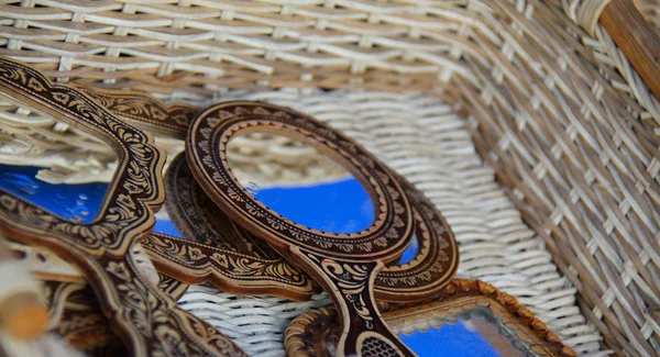 Espejos teñidos tradicionales en la cesta — Foto de Stock