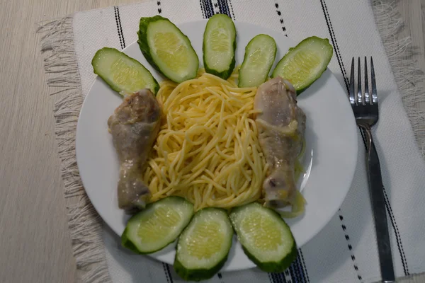 Vařené kuřecí stehno, okurka a špagety — Stock fotografie