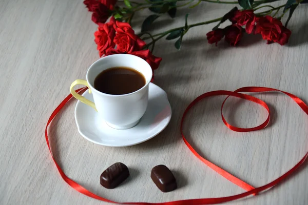 Taza de café negro con dos bombones ovalados — Foto de Stock