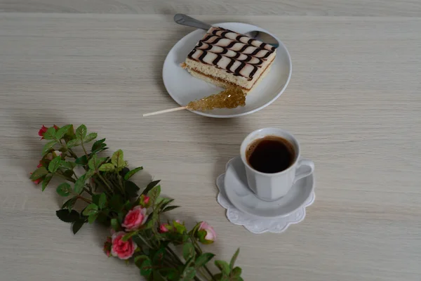 Gâteau, café et une fleur — Photo