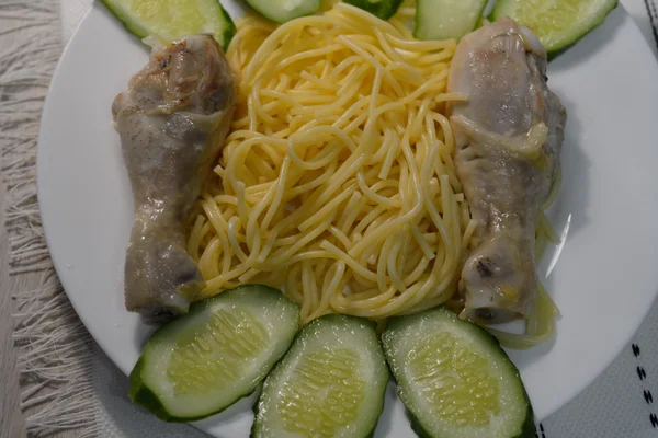 Pasta con carne de pollo y pepinos — Foto de Stock