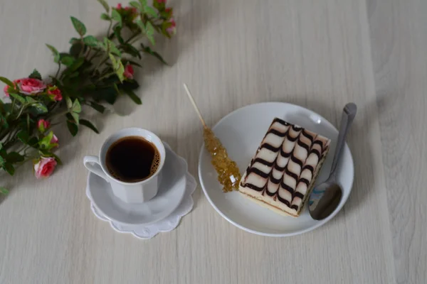 Coffee served with icing cake — Stock Photo, Image