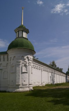 Duvar ve Novgorod-Severskiy içinde manastır kule