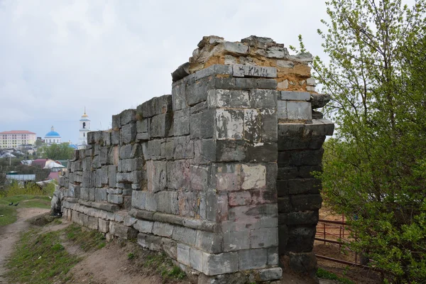 Vista de Serpukhov com a parede arruinada do Kremlin — Fotografia de Stock