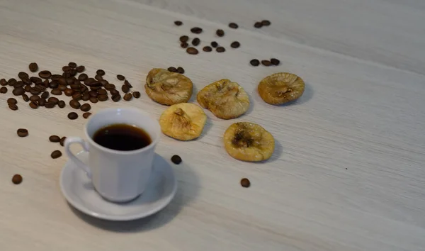 Сушеный инжир и горячий кофе — стоковое фото