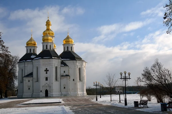 Зимний парк в Чернигове, Украина, с церковью Св. Екатерины — стоковое фото