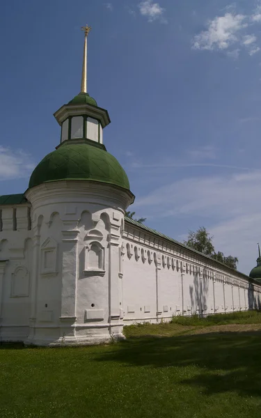 Muur en toren van het klooster in Novgorod-Severskiy — Stockfoto