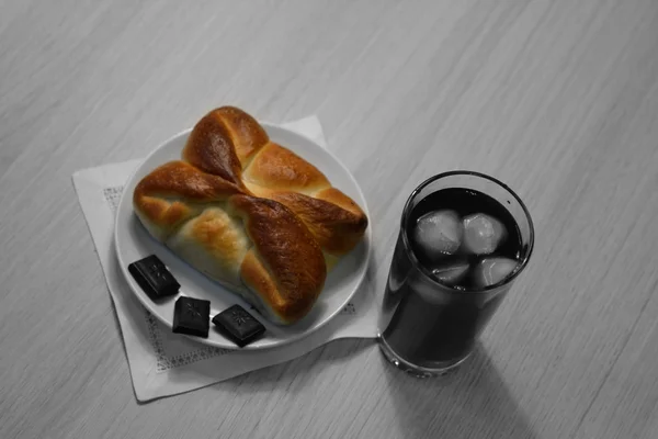 Bun and ice tea — Stock Photo, Image