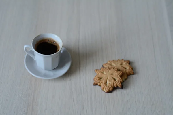Taza de café negro y dos buiscuits — Foto de Stock
