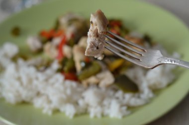 parça tavuk et çatalı üzerinde