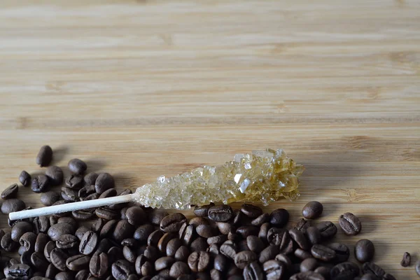 Suiker op een stick met koffiebonen — Stockfoto