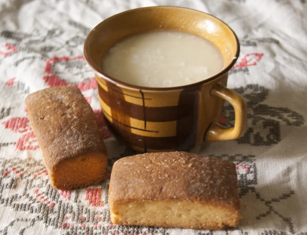 Pohár z kyselého mléka amd čerstvé sušenky — Stock fotografie