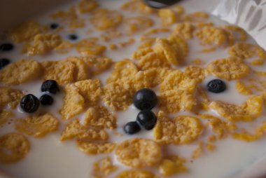 Süt ile bir kase mısır gevreği