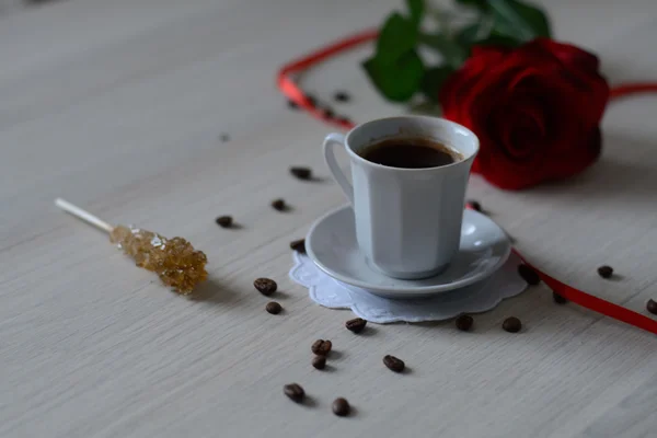 Café negro y un azúcar de caramelo — Foto de Stock