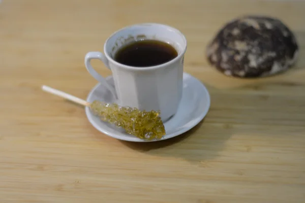 Café servido con un pan de jengibre — Foto de Stock