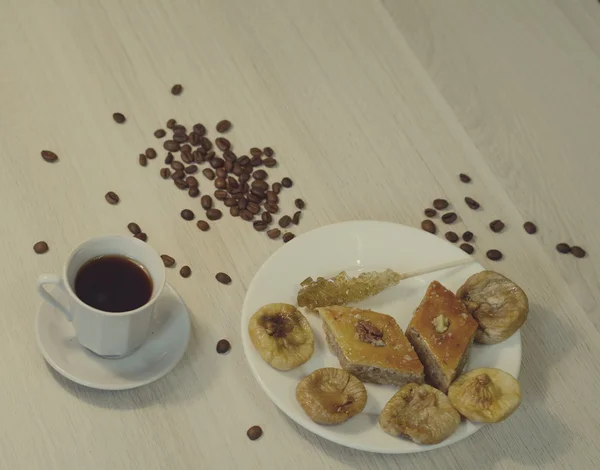 Baklava, café et figues séchées sur la table — Photo