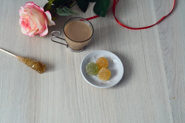 Café blanco con marmelada de frutas —  Fotos de Stock