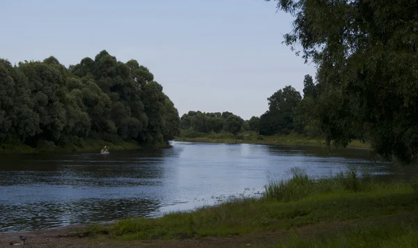 Річка влітку з човнами — стокове фото