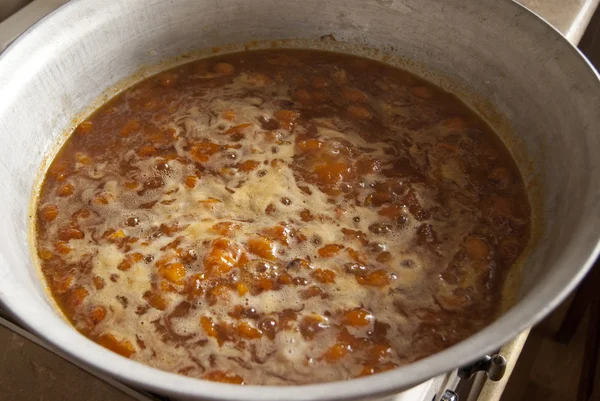 Kom met de voorbereiding van abrikoos jam — Stockfoto